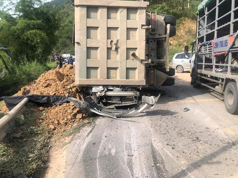 Xe hổ vồ lật đè chết 3 người: thùng xe nguyên bản hơn 10m3, chủ xe tự cơi nới lên gần 29m3 - Ảnh 1. Xe hổ vồ lật đè chết 3 người: thùng xe nguyên bản hơn 10m3, chủ xe tự cơi nới lên gần 29m3 - Ảnh 1.
