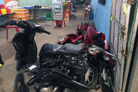 Ôtô lao lên lề tông gia đình 3 người đang ăn khuya, người chồng chết tại bệnh viện - Ảnh 2. Ôtô lao lên lề tông gia đình 3 người đang ăn khuya, người chồng chết tại bệnh viện - Ảnh 2.