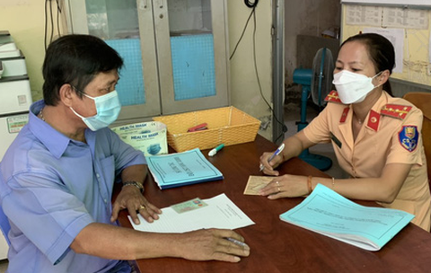 Phạt 5 triệu đồng, tước bằng lái 2 tháng tài xế xe buýt vượt đèn đỏ ở Thủ Đức - Ảnh 1. Phạt 5 triệu đồng, tước bằng lái 2 tháng tài xế xe buýt vượt đèn đỏ ở Thủ Đức - Ảnh 1.