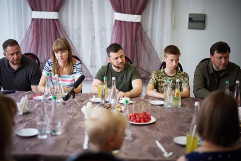 Tổng thống Ukraine đi thăm vùng chiến sự Donbass - Ảnh 2. Tổng thống Ukraine đi thăm vùng chiến sự Donbass - Ảnh 2.