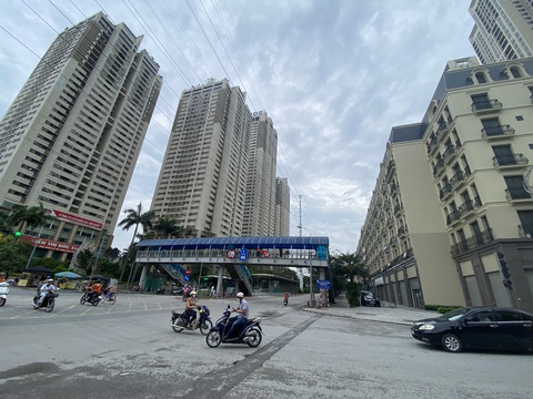 Quy hoạch đô thị hai bên đường Lê Văn Lương - Tố Hữu, Hà Nội bị ‘băm nát’ thế nào? - Ảnh 1. Quy hoạch đô thị hai bên đường Lê Văn Lương - Tố Hữu, Hà Nội bị ‘băm nát’ thế nào? - Ảnh 1.
