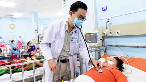 Phun hóa chất nhiều nơi diệt muỗi, ngăn sốt xuất huyết - Ảnh 1. Phun hóa chất nhiều nơi diệt muỗi, ngăn sốt xuất huyết - Ảnh 1.