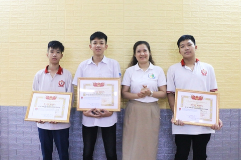3 nam sinh đi làm thêm dịp hè cứu sống bà cụ 70 tuổi đuối nước - Ảnh 2. 3 nam sinh đi làm thêm dịp hè cứu sống bà cụ 70 tuổi đuối nước - Ảnh 2.