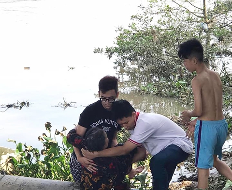 3 nam sinh đi làm thêm dịp hè cứu sống bà cụ 70 tuổi đuối nước - Ảnh 1. 3 nam sinh đi làm thêm dịp hè cứu sống bà cụ 70 tuổi đuối nước - Ảnh 1.