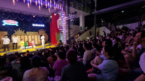 Thùy Tiên làm giám khảo Hoa hậu Hòa bình Việt Nam; Đưa kịch lên sân khấu lô tô - Ảnh 5. Thùy Tiên làm giám khảo Hoa hậu Hòa bình Việt Nam; Đưa kịch lên sân khấu lô tô - Ảnh 5.