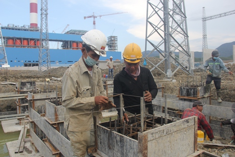 Vượt nắng thắng mưa trên công trường điện - Ảnh 4. Vượt nắng thắng mưa trên công trường điện - Ảnh 4.
