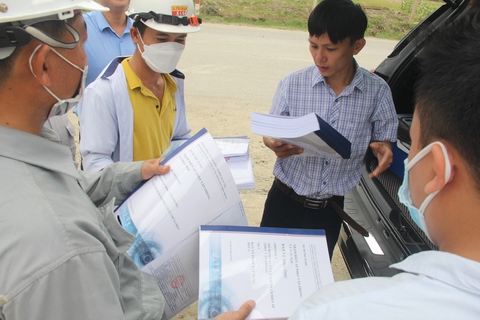 Vượt nắng thắng mưa trên công trường điện - Ảnh 6. Vượt nắng thắng mưa trên công trường điện - Ảnh 6.
