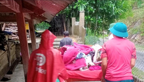Sơ tán gần 100 hộ dân ở vùng cao Mường Lát để tránh mưa lớn, lũ quét - Ảnh 1. Sơ tán gần 100 hộ dân ở vùng cao Mường Lát để tránh mưa lớn, lũ quét - Ảnh 1.
