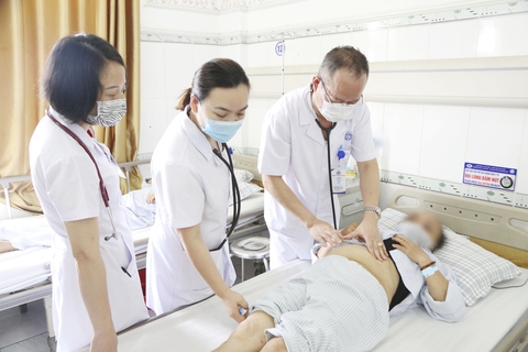 Nhiễm trùng máu vì tự ý tiêm điều trị đau cột sống - Ảnh 1. Nhiễm trùng máu vì tự ý tiêm điều trị đau cột sống - Ảnh 1.