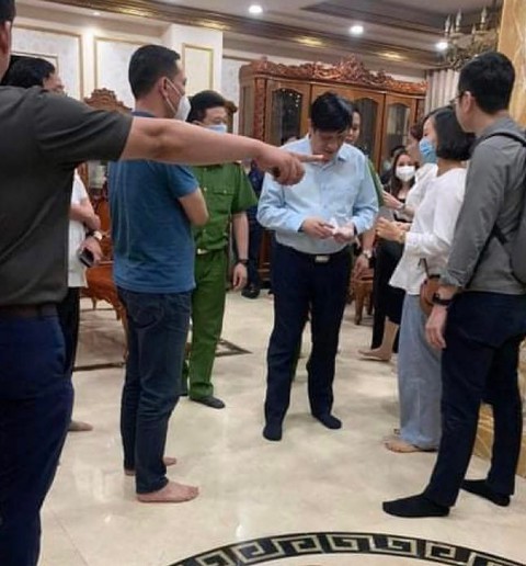 Công an xuất hiện tại khu vực nhà riêng các ông Chu Ngọc Anh, Nguyễn Thanh Long - Ảnh 3. Công an xuất hiện tại khu vực nhà riêng các ông Chu Ngọc Anh, Nguyễn Thanh Long - Ảnh 3.