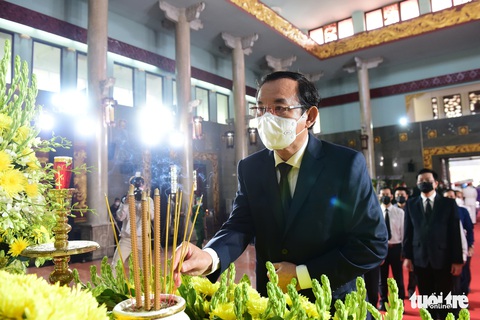 Lãnh đạo Đảng, Nhà nước, TP.HCM viếng tang bà Ngô Thị Huệ - Ảnh 3. Lãnh đạo Đảng, Nhà nước, TP.HCM viếng tang bà Ngô Thị Huệ - Ảnh 3.