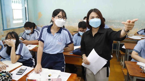 Thi vào lớp 10 tại TP.HCM: Thầy cô truyền bí kíp làm bài - Ảnh 1. Thi vào lớp 10 tại TP.HCM: Thầy cô truyền bí kíp làm bài - Ảnh 1.