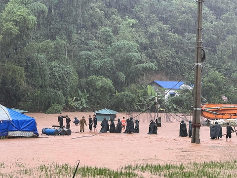 Phố núi Sơn La ngập nặng sau mưa lớn, xe cộ bơi trong nước - Ảnh 3. Phố núi Sơn La ngập nặng sau mưa lớn, xe cộ bơi trong nước - Ảnh 3.