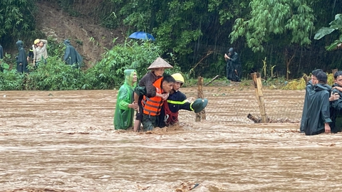 Phố núi Sơn La ngập nặng sau mưa lớn, xe cộ bơi trong nước - Ảnh 5. Phố núi Sơn La ngập nặng sau mưa lớn, xe cộ bơi trong nước - Ảnh 5.
