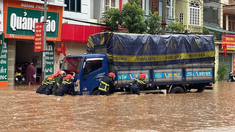 Phố núi Sơn La ngập nặng sau mưa lớn, xe cộ bơi trong nước - Ảnh 2. Phố núi Sơn La ngập nặng sau mưa lớn, xe cộ bơi trong nước - Ảnh 2.