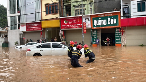 Phố núi Sơn La ngập nặng sau mưa lớn, xe cộ bơi trong nước - Ảnh 1. Phố núi Sơn La ngập nặng sau mưa lớn, xe cộ bơi trong nước - Ảnh 1.