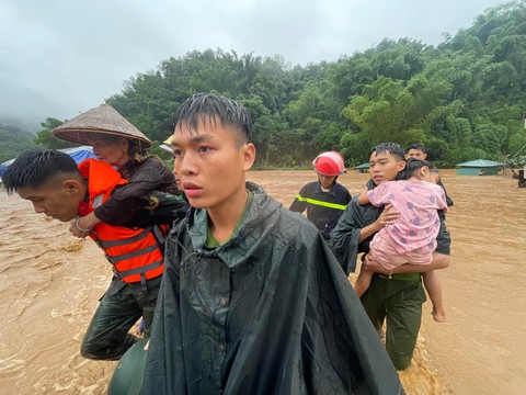 Phố núi Sơn La ngập nặng sau mưa lớn, xe cộ bơi trong nước - Ảnh 4. Phố núi Sơn La ngập nặng sau mưa lớn, xe cộ bơi trong nước - Ảnh 4.