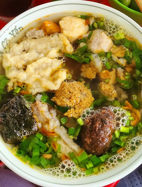 Nhờ bánh mì que, patê, bánh đa cua, sủi dìn... Hải Phòng thu bộn - Ảnh 1. Nhờ bánh mì que, patê, bánh đa cua, sủi dìn... Hải Phòng thu bộn - Ảnh 1.