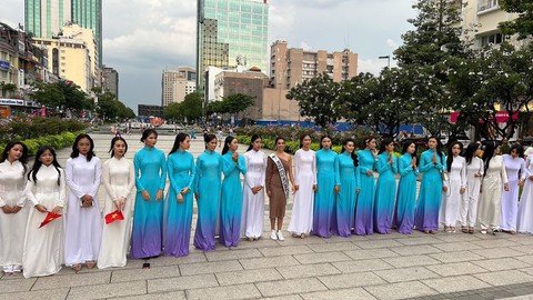 Hoa hậu Kathleen Paton ngắm TP.HCM bằng xe buýt; Quyền Linh tặng xe kéo cho người bán bánh mì - Ảnh 3. Hoa hậu Kathleen Paton ngắm TP.HCM bằng xe buýt; Quyền Linh tặng xe kéo cho người bán bánh mì - Ảnh 3.