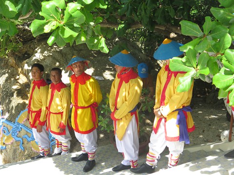 Lễ hội yến sào khởi đầu mùa du khách ra các đảo yến - Ảnh 2. Lễ hội yến sào khởi đầu mùa du khách ra các đảo yến - Ảnh 2.