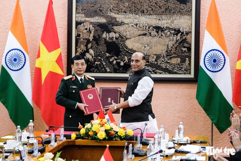 Bộ trưởng Quốc phòng Việt Nam - Ấn Độ hội đàm tại Hà Nội - Ảnh 4. Bộ trưởng Quốc phòng Việt Nam - Ấn Độ hội đàm tại Hà Nội - Ảnh 4.