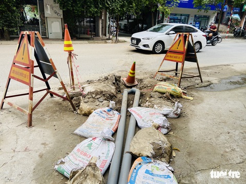 Bơm hút nước hồ Tứ Liên để chống ngập khu dân cư sau trận mưa lịch sử - Ảnh 2. Bơm hút nước hồ Tứ Liên để chống ngập khu dân cư sau trận mưa lịch sử - Ảnh 2.