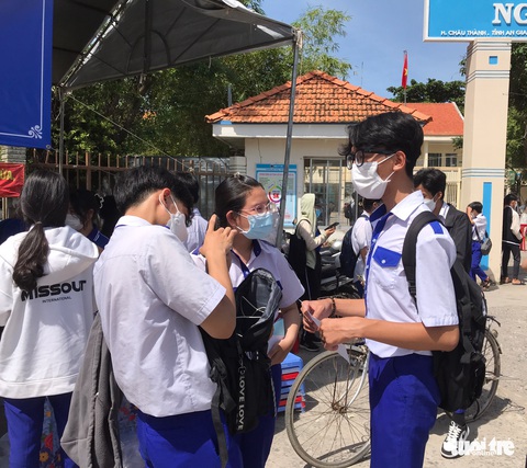 Thi lớp 10 tại An Giang: Đề toán khó phần hình học, đa số bỏ câu 5 - Ảnh 1. Thi lớp 10 tại An Giang: Đề toán khó phần hình học, đa số bỏ câu 5 - Ảnh 1.