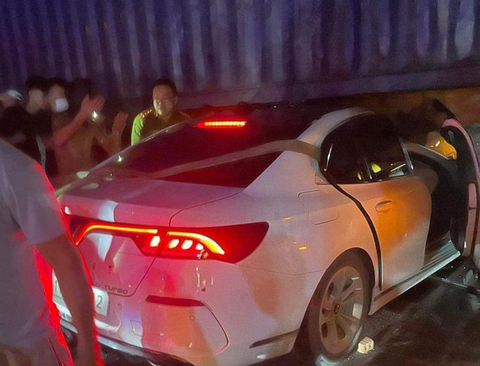 Lao vào gầm xe container, ôtô con biến dạng, 2 người chết - Ảnh 1. Lao vào gầm xe container, ôtô con biến dạng, 2 người chết - Ảnh 1.