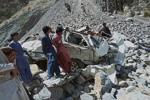 Pakistan: Xe khách lao xuống vực sâu, cả 9 người cùng một nhà chết thảm - Ảnh 1. Pakistan: Xe khách lao xuống vực sâu, cả 9 người cùng một nhà chết thảm - Ảnh 1.