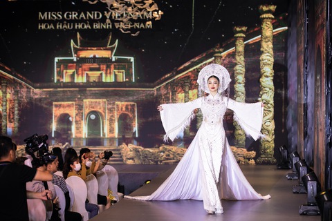 Hoa hậu Kathleen Paton ngắm TP.HCM bằng xe buýt; Quyền Linh tặng xe kéo cho người bán bánh mì - Ảnh 5. Hoa hậu Kathleen Paton ngắm TP.HCM bằng xe buýt; Quyền Linh tặng xe kéo cho người bán bánh mì - Ảnh 5.
