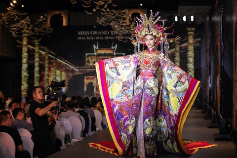 Hoa hậu Kathleen Paton ngắm TP.HCM bằng xe buýt; Quyền Linh tặng xe kéo cho người bán bánh mì - Ảnh 6. Hoa hậu Kathleen Paton ngắm TP.HCM bằng xe buýt; Quyền Linh tặng xe kéo cho người bán bánh mì - Ảnh 6.