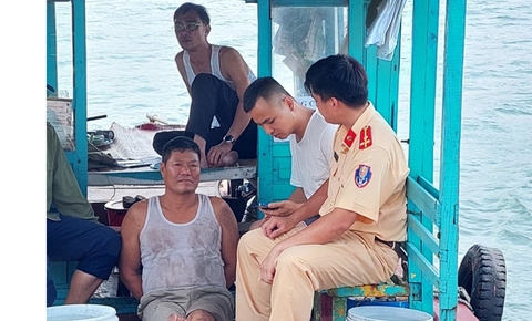 Bắt 4 người thu hàng tỉ đồng tiền an ninh trật tự các tàu vận tải ở vùng biển Cẩm Phả - Ảnh 1. Bắt 4 người thu hàng tỉ đồng tiền an ninh trật tự các tàu vận tải ở vùng biển Cẩm Phả - Ảnh 1.
