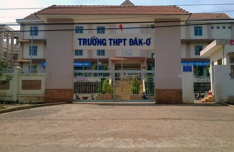Hiệu trưởng trường THPT chết nghi rơi từ tầng 3 xuống đất - Ảnh 1. Hiệu trưởng trường THPT chết nghi rơi từ tầng 3 xuống đất - Ảnh 1.
