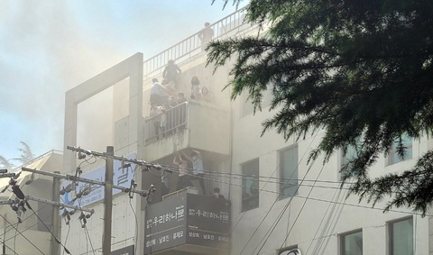 Cháy tòa nhà văn phòng ở Hàn Quốc, ít nhất 7 người chết - Ảnh 1. Cháy tòa nhà văn phòng ở Hàn Quốc, ít nhất 7 người chết - Ảnh 1.