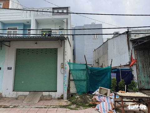 Hai chủ đất liền kề lao đao vì giấy chứng nhận nhầm thửa - Ảnh 1. Hai chủ đất liền kề lao đao vì giấy chứng nhận nhầm thửa - Ảnh 1.