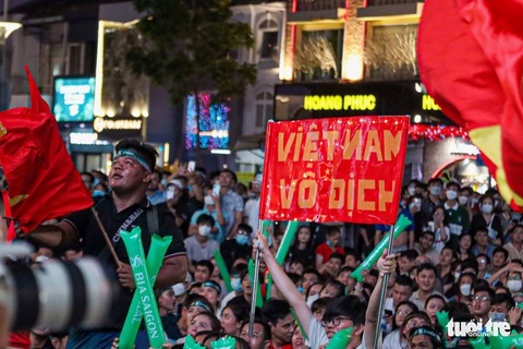 Cháy hết mình cùng U23 Việt Nam ở phố đi bộ Nguyễn Huệ - Ảnh 3. Cháy hết mình cùng U23 Việt Nam ở phố đi bộ Nguyễn Huệ - Ảnh 3.