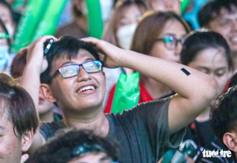 Cháy hết mình cùng U23 Việt Nam ở phố đi bộ Nguyễn Huệ - Ảnh 9. Cháy hết mình cùng U23 Việt Nam ở phố đi bộ Nguyễn Huệ - Ảnh 9.