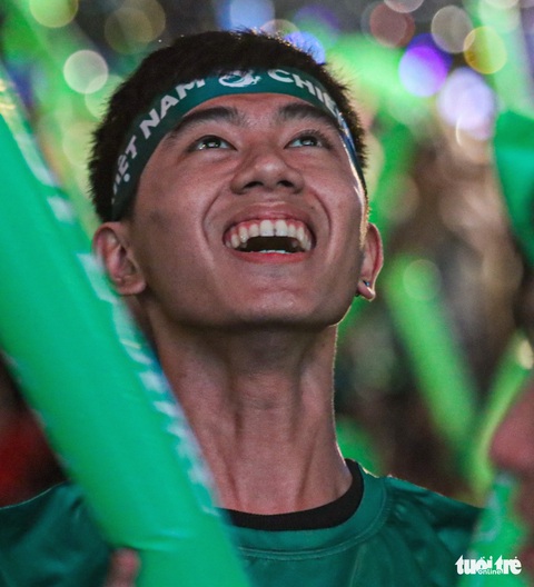 Cháy hết mình cùng U23 Việt Nam ở phố đi bộ Nguyễn Huệ - Ảnh 5. Cháy hết mình cùng U23 Việt Nam ở phố đi bộ Nguyễn Huệ - Ảnh 5.