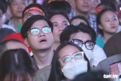 Cháy hết mình cùng U23 Việt Nam ở phố đi bộ Nguyễn Huệ - Ảnh 7. Cháy hết mình cùng U23 Việt Nam ở phố đi bộ Nguyễn Huệ - Ảnh 7.