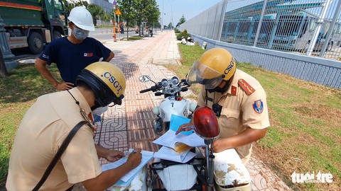 TP.HCM: Xử lý hàng loạt xe ben cơi nới thùng xe chạy ‘ầm ầm’ trên đường - Ảnh 8. TP.HCM: Xử lý hàng loạt xe ben cơi nới thùng xe chạy ‘ầm ầm’ trên đường - Ảnh 8.