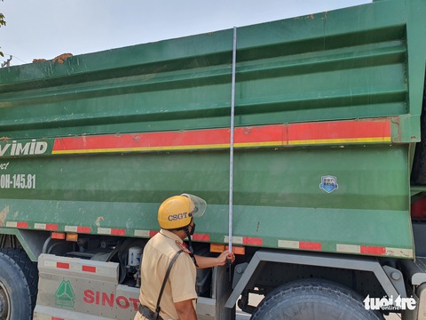 TP.HCM: Xử lý hàng loạt xe ben cơi nới thùng xe chạy ‘ầm ầm’ trên đường - Ảnh 5. TP.HCM: Xử lý hàng loạt xe ben cơi nới thùng xe chạy ‘ầm ầm’ trên đường - Ảnh 5.