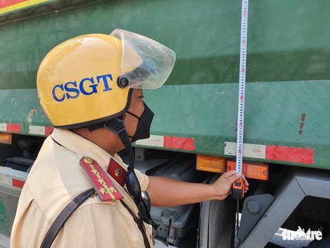 TP.HCM: Xử lý hàng loạt xe ben cơi nới thùng xe chạy ‘ầm ầm’ trên đường - Ảnh 6. TP.HCM: Xử lý hàng loạt xe ben cơi nới thùng xe chạy ‘ầm ầm’ trên đường - Ảnh 6.