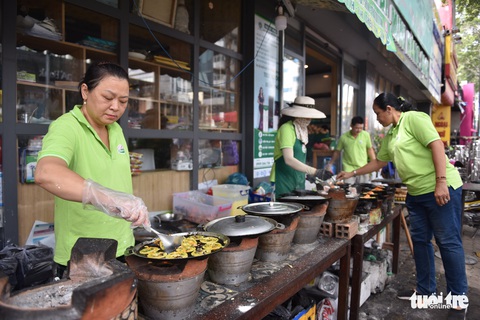 Quán ăn trả tiền tùy tâm tại TP.HCM thu hút cả ngàn khách mỗi ngày - Ảnh 3. Quán ăn trả tiền tùy tâm tại TP.HCM thu hút cả ngàn khách mỗi ngày - Ảnh 3.