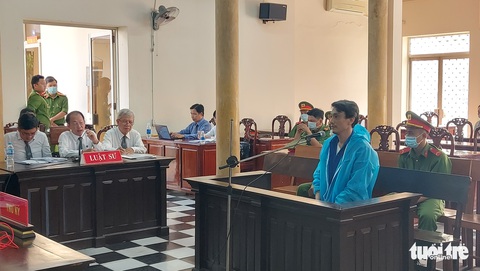 Cựu cán bộ Hải quan An Giang phủ nhận buôn lậu, tòa trả hồ sơ điều tra bổ sung - Ảnh 2. Cựu cán bộ Hải quan An Giang phủ nhận buôn lậu, tòa trả hồ sơ điều tra bổ sung - Ảnh 2.