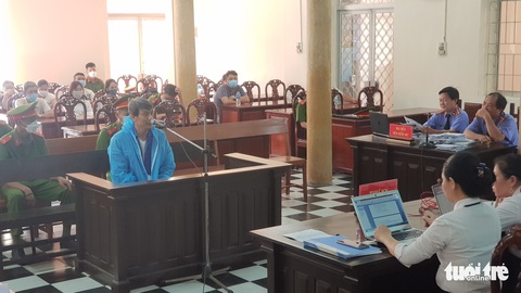 Cựu cán bộ Hải quan An Giang phủ nhận buôn lậu, tòa trả hồ sơ điều tra bổ sung - Ảnh 1. Cựu cán bộ Hải quan An Giang phủ nhận buôn lậu, tòa trả hồ sơ điều tra bổ sung - Ảnh 1.