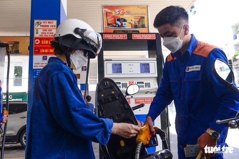 Giảm thuế xăng dầu vẫn phải… chờ! - Ảnh 1. Giảm thuế xăng dầu vẫn phải… chờ! - Ảnh 1.