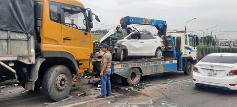 5 ôtô tông nhau trên quốc lộ 1, kẹt xe hơn 2km - Ảnh 2. 5 ôtô tông nhau trên quốc lộ 1, kẹt xe hơn 2km - Ảnh 2.