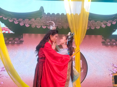 Xem - nghe cuối tuần: Văn Mai Hương hát bolero; Anh em Tuấn Tú lên game show mới... - Ảnh 8. Xem - nghe cuối tuần: Văn Mai Hương hát bolero; Anh em Tuấn Tú lên game show mới... - Ảnh 8.
