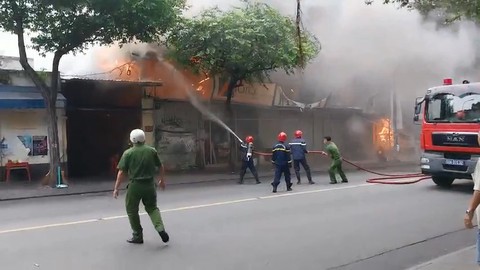 Cháy lớn ở tiệm bán tranh tại quận 1, TP.HCM - Ảnh 2. Cháy lớn ở tiệm bán tranh tại quận 1, TP.HCM - Ảnh 2.