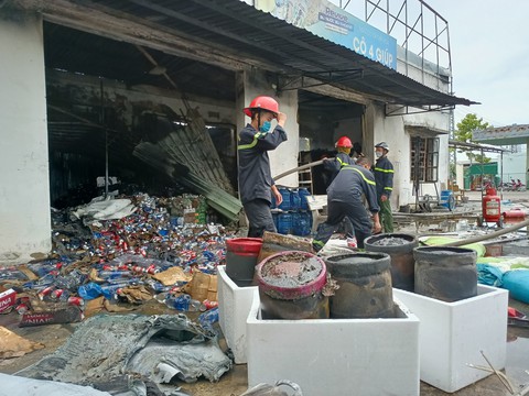 Ngư cụ trong cửa hàng ở cảng cá Nha Trang bị thiêu rụi - Ảnh 2. Ngư cụ trong cửa hàng ở cảng cá Nha Trang bị thiêu rụi - Ảnh 2.